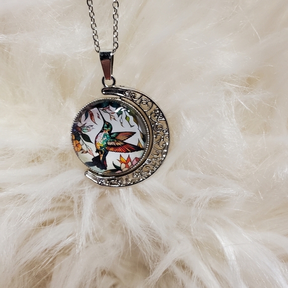 Hummingbird Pendant Necklace Spinner with Crescent Moon 🌙 - Picture 4 of 4